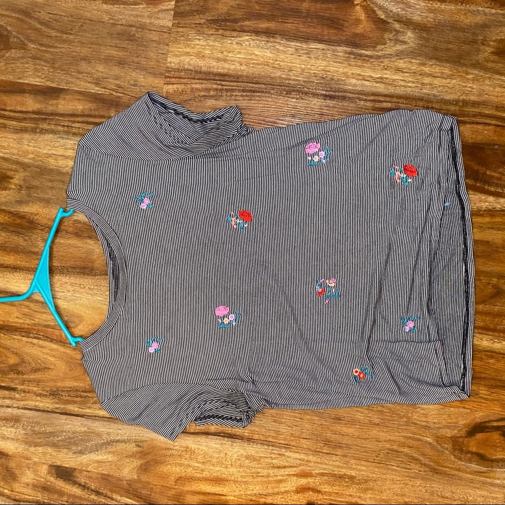 🌸AEO floral embroidered stripe baby tee